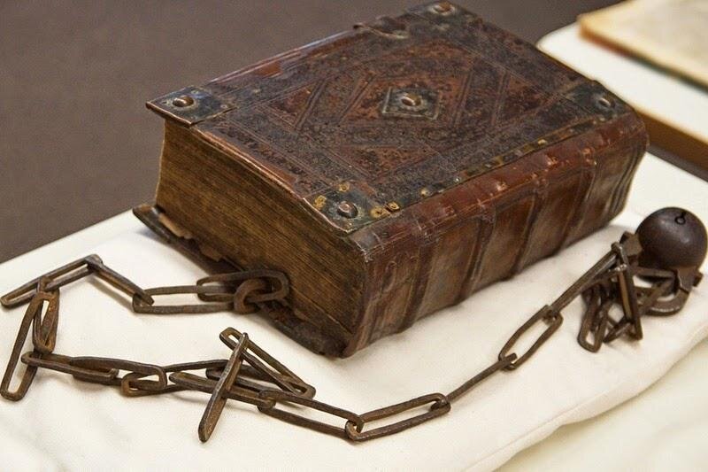 Источник: https://www.kudatotam.ru/pages/3835-sekret-srednevekovyih-bibliotek--ili-zachem-monahi-hranili-knigi-na-tsepi.html