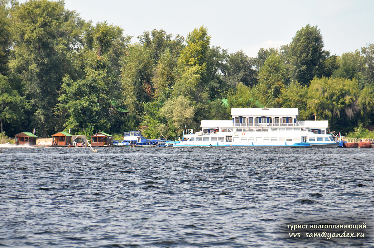Чей-то дебаркадер, теплоход «Москва» и летние домики. Фото 06.08.2017.