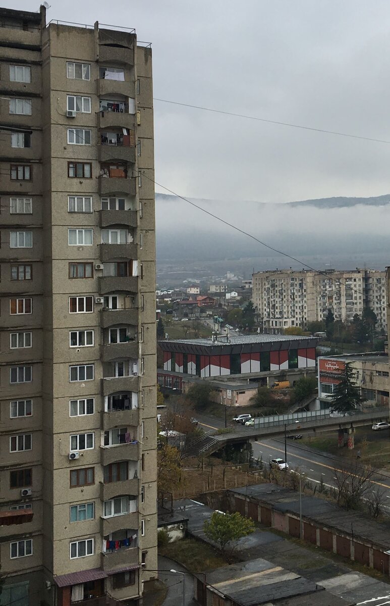 обратите внимание на балконы. Иногда для котла делают шкаф, иногда нет