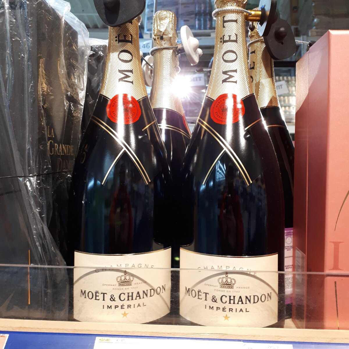 MOET & CHANDON самые распространенные на полках масс маркета Шампанские вина.