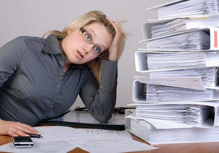 Такие стопочки планов и отчётов - совсем даже не преувеличение. Шкафы скапливают такое количество бумажного хлама за годы работы, что бумажная перерабатывающая промышленность должна выразить благодарность учителям за их многолетний и бескорыстный труд)) Источник: pedagog-prof.org.ru 