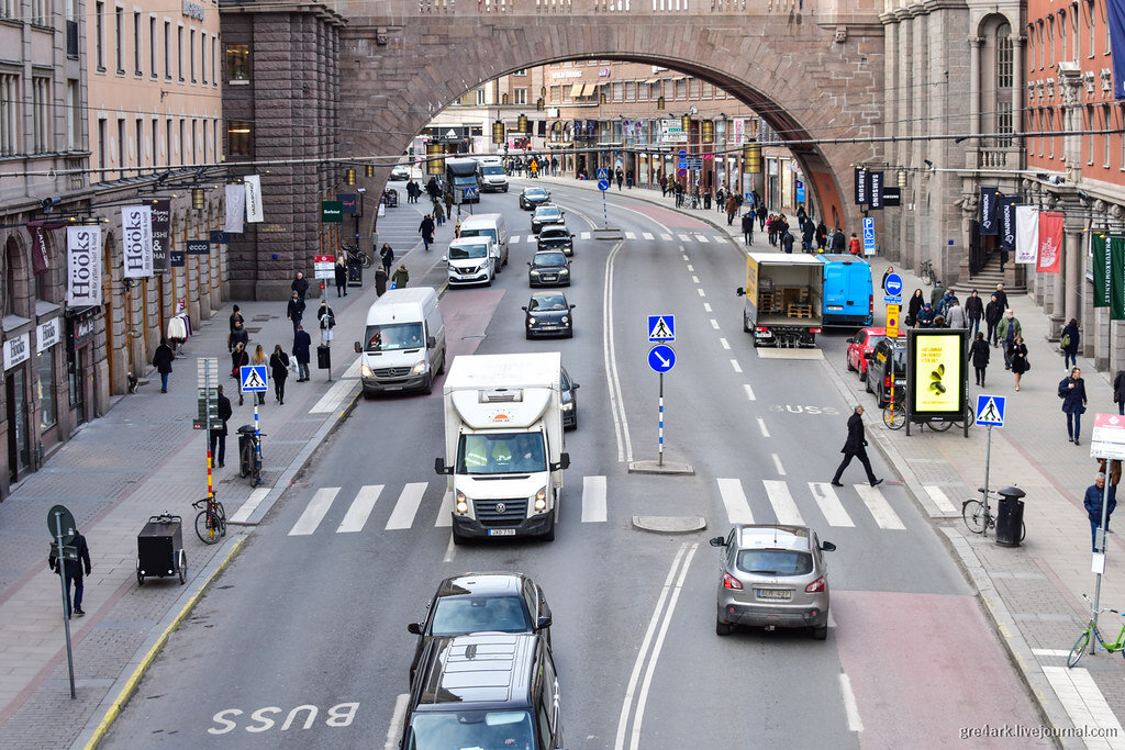 Островок безопасности + искривление проезжей части = безопасный переход улицы