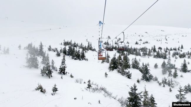 Гірськолижний підйомник у засніжених Карпатах, Драгобрат