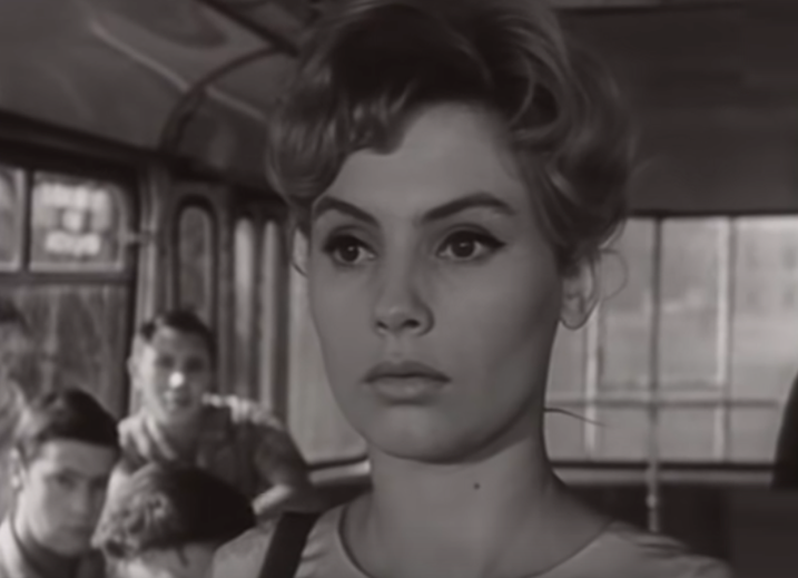 Кадр из фильма "Первый троллейбус" (1963). 