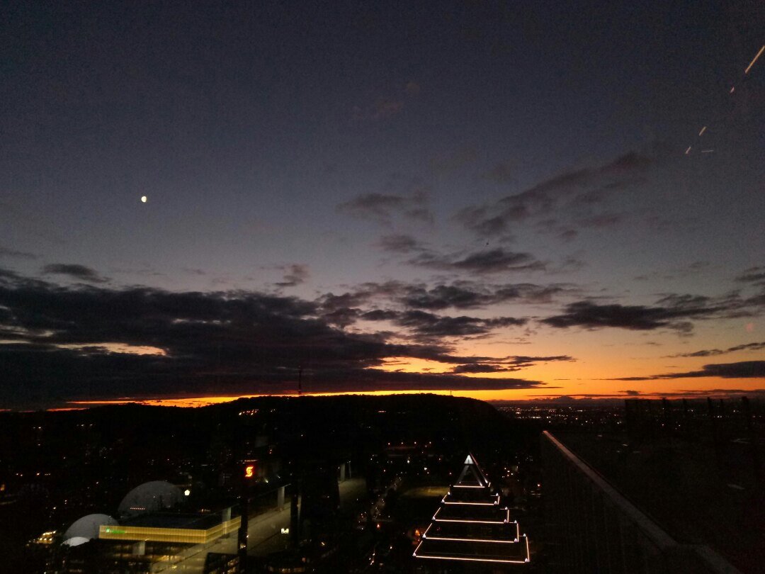 На холодной земле стоит город большой...