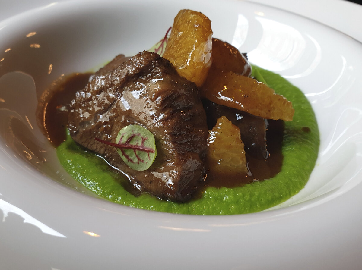 Томленые говяжьи щечки. Говяжьи щечки в вине. Томленые говяжьи щечки торро гриль. Говяжьи щечки в вине. Телячьи щеки томленые.