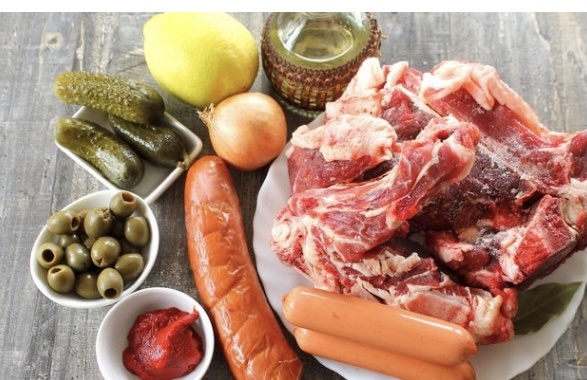 Подготавливаем необходимые продукты по списку.
