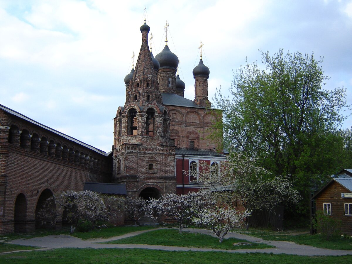 Вид на Успенский собор Крутицкого подворья со стороны колокольни. 2011 год