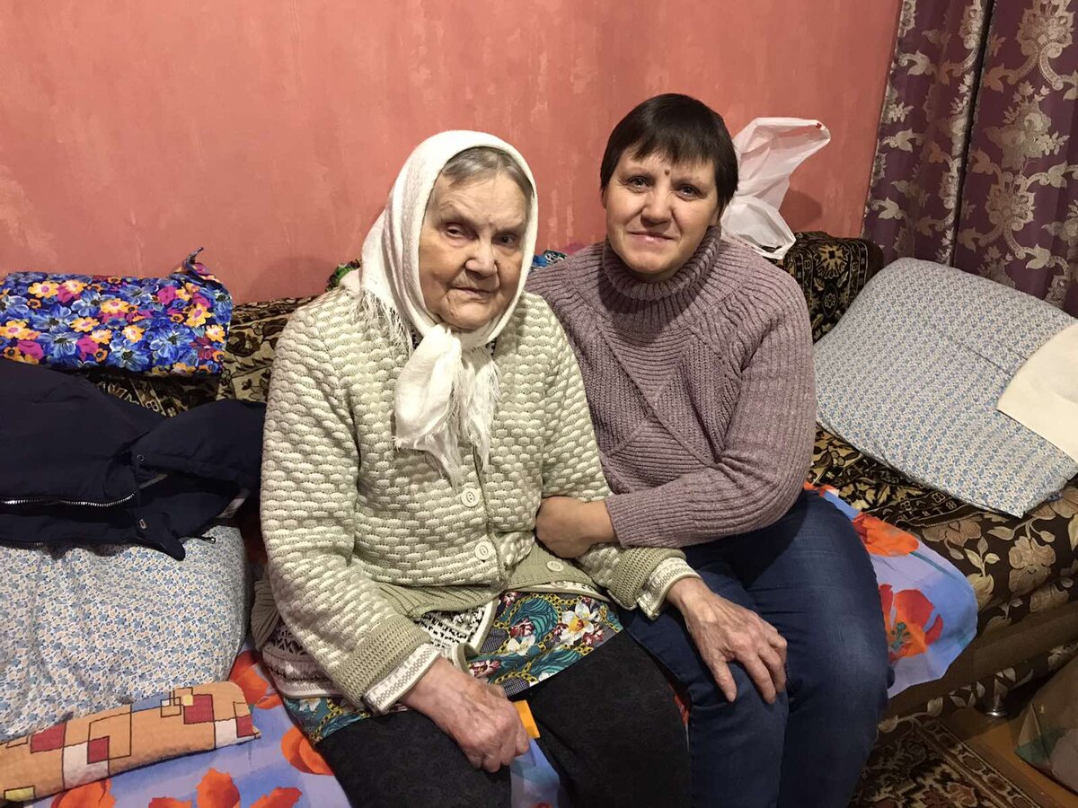 Я с мамой.
