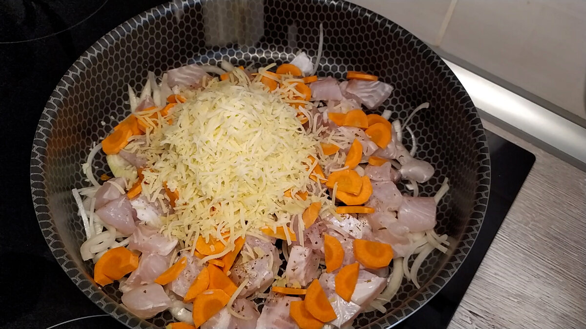 Начинаю выкладывать фриттату слоями в сотейник