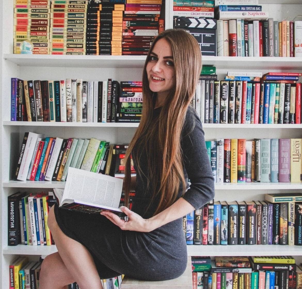 Сижу около своего шкафа с книгами