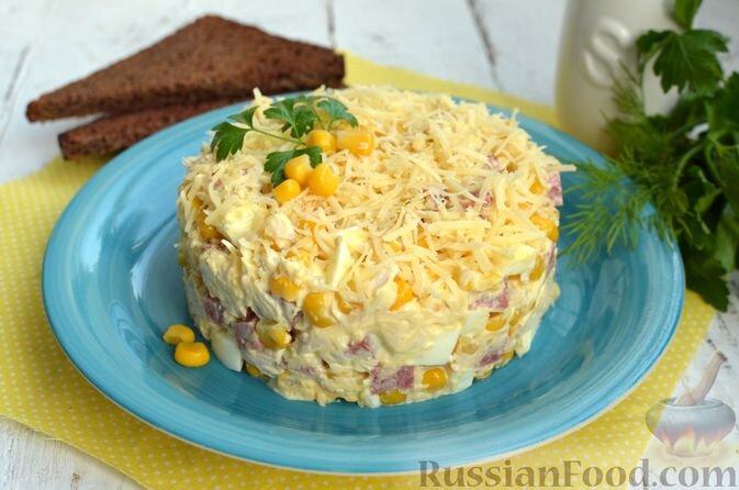 кукуруза консервированная, колбаса, куриное филе, сыр твёрдый, яйца, майонез, сметана, зелень, соль