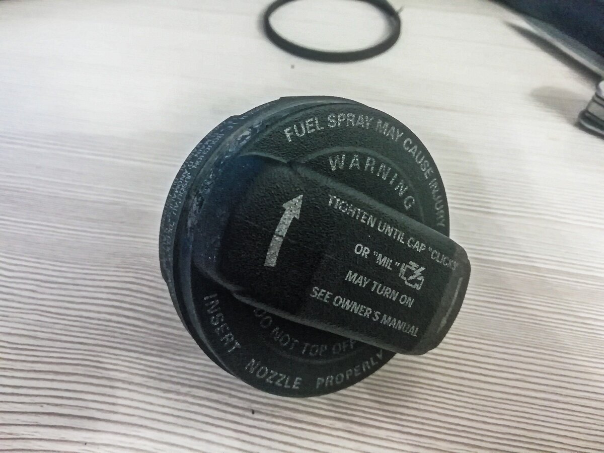 Крышка топливного бака с огромным количеством предупреждающих надписей