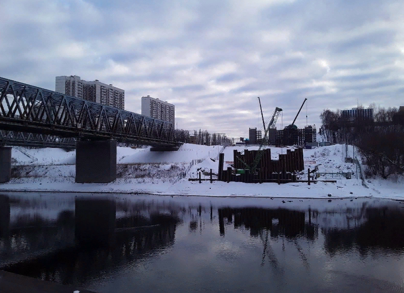 Сваи на правом берегу Москва-реки. Источник: Facebook / Наталья Синдяева