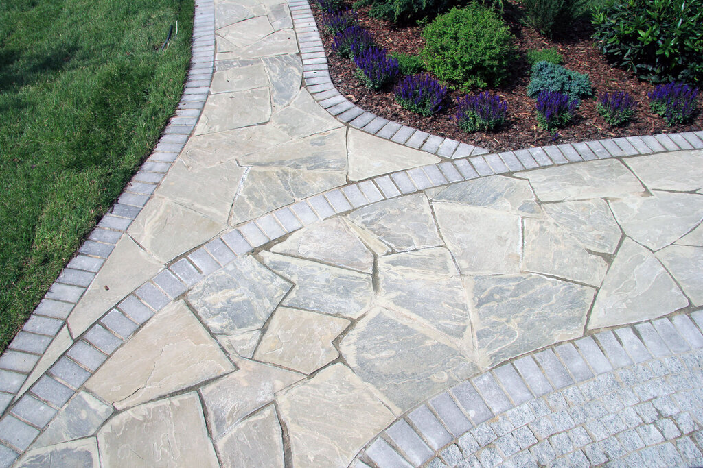 Комбинация камней на дорожке взято из yandex.