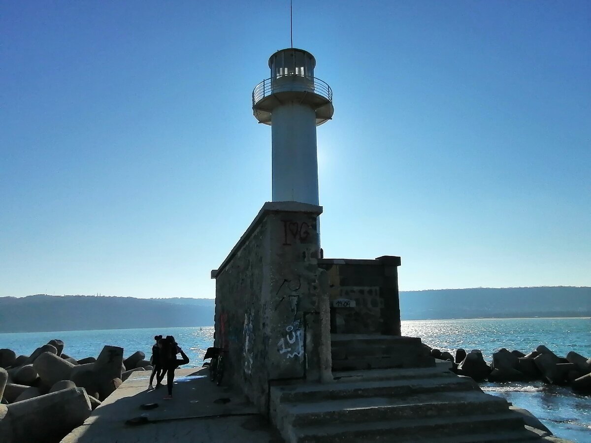 Высота маяка составляет 8,5 метров, его свет виден на расстоянии 10 миль. Декабрь 2019 года, фото автора.