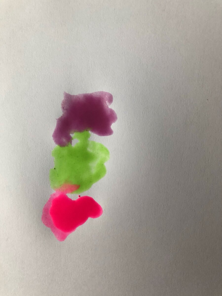 Капаем на лист бумаги кляксы