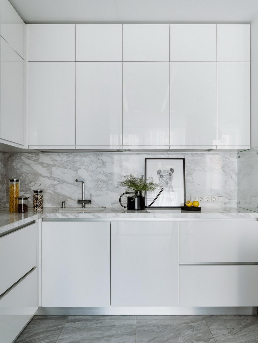 Например, в основу белого можно добавить оттенки шампанского или топленого молока. Так кухня станет теплее, мягче и создаст ощущения уюта. Здесь вы захотите выпить не одну чашку чая, а может, даже вдохновитесь на кулинарные эксперименты. Вопреки общему мнению, белые оттенки не маркие, на них не видно отпечатков пальцев, следов от капель.