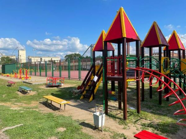 На прошлой неделе к депутату Усть-Лабинского городского совета Денису Стрикицыну обратились жители микрорайона Сахарного завода. Они пожаловались на проблему с детской площадкой возле стадиона: вся обшарпанная, со сломанной каруселькой, в добавок здесь детей атакуют дикие пчелы. Со слов жителей, они укусили девочку, которая в последствии была доставлена в больницу с аллергической реакцией.

Депутат сразу же обратился к мэру города Станиславу Гайнюченко. Тот не остался равнодушным и не стал откладывать проблему в "долгий ящик". Он поручил своим службам решить вопрос и уже в пятницу на площадке силами городской администрации был проведен субботник.




В результате пожелание жителей было исполнено: площадку покрасили, карусельку отремонтировали, а против диких пчел провели дезинсекция.

Так, благодаря совместной работе депутата и сотрудников Усть-Лабинской городской администрации, площадка стала как новая!