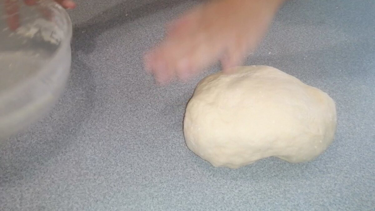 Выложить тесто на стол отрезать половинку и раскатать толщиной 2 мм