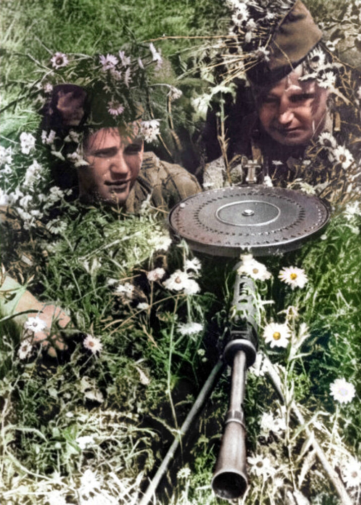 Красноармейцы с ручным пулеметом ДП-27 в засаде. Источник: goskatalog.ru. Фотография использована в качестве иллюстрации.