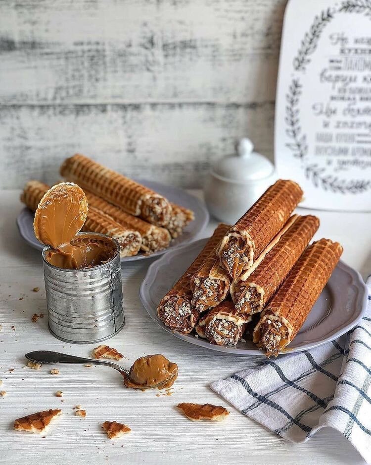 Открываю мамину книжку с рецептами, нахожу мои любимые вафельные трубочки. Готовлю в первый раз. Внимательно читаю рецепт, замешиваю тесто и начинается самое трудное. ⠀
⠀
«Ааа, горячо! Придётся потерпеть, через пару секунд уже ничего не сможешь сделать с этим блинчиком. Крути быстрей!».
Пальцы обжигало,но я продолжала и дула изо всех сил. ⠀
⠀
«Ммм, теперь самое вкусное». Наполняю трубочки варёной сгущёнкой и складываю горкой. 
⠀
После работы мама садится пить чай и спрашивает: «Света, ты рецепт внимательно прочитала?». Хм, конечно да! Пачка маргарина, 3 или 4 стакана сахарного песка... «Стоп, стоп»-говорит мама. «Не 3 или 4 стакана сахарного песка, а 3/4! Это же дроби». Какие такие дроби?! Я это слово первый раз слышу. На тот момент я заканчивала первый класс.⠀
⠀
С тех пор история с вафельными трубочками - это наш семейный анекдот. Люблю посмеяться над самой собой. И вообще, научно доказано - смех продлевает жизнь, исцеляет и улучшает самочувствие. ⠀
Трубочки мы все съели и я пошла учить дроби, раньше моих одноклассников.⠀
⠀
А как часто вы улыбаетесь и смеётесь?