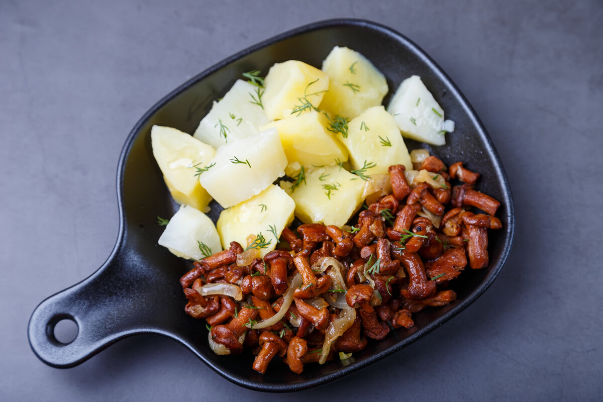 Блюдо: грибы лисички с отварным картофелем