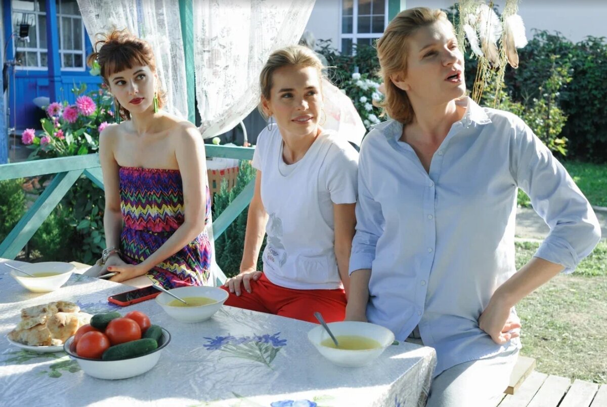Маруся Климова, Анна Хилькевич, Анна Ардова, кадр из сериала За счастьем. Фото из Яндекс.картинки.