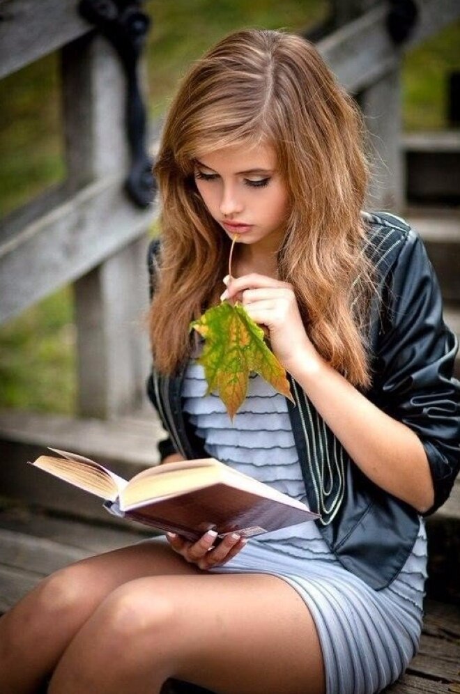 Девченкой. Девушка с книгой. Фотосессия с книжкой. Девушка с книжкой. Красивые девушки на скамейке.