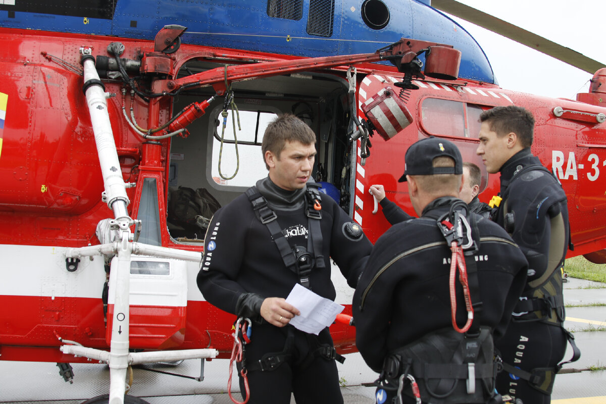 Спасатели Московского авиацентра провели в этом году 30 тренировок, 8 из них - воде. Экипировка  - необходимый элемент при оказании специализированной помощи на воде.