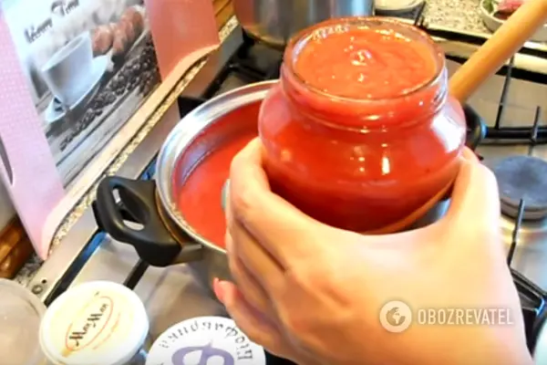  Разливаем кипящий кетчуп в стерилизованные банки