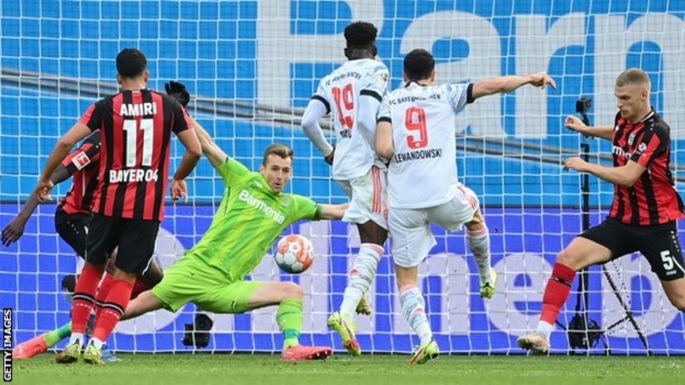 Польский нападающий Роберт Левандовски забил 18 голов в 16 выступлениях за клуб и страну в этом сезоне