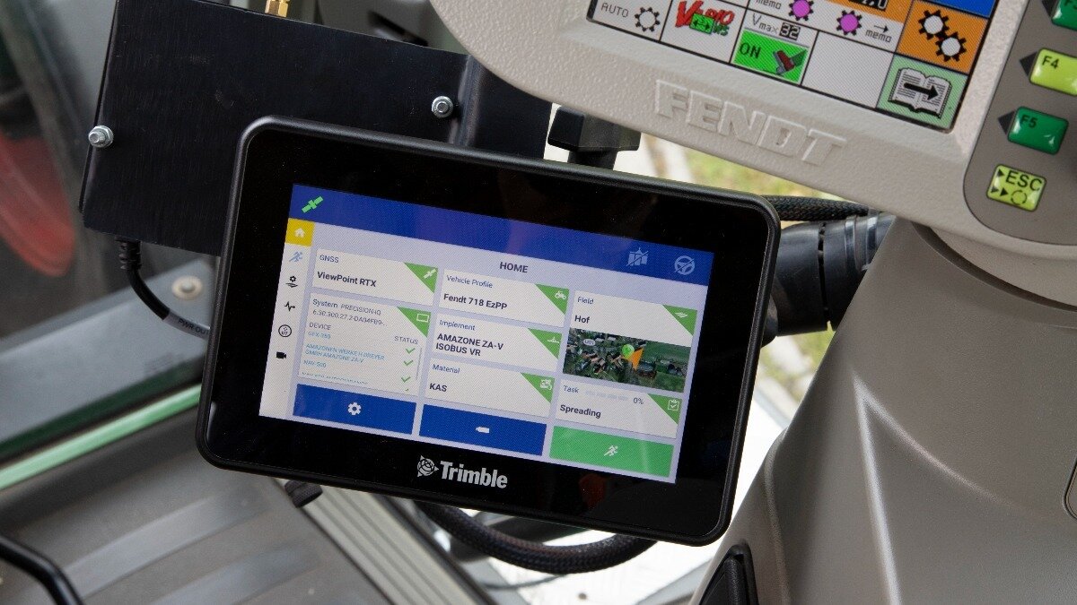 Дисплей Trimble GFX350 в тракторе Fendt. Фото: Официальный сайт Trimble