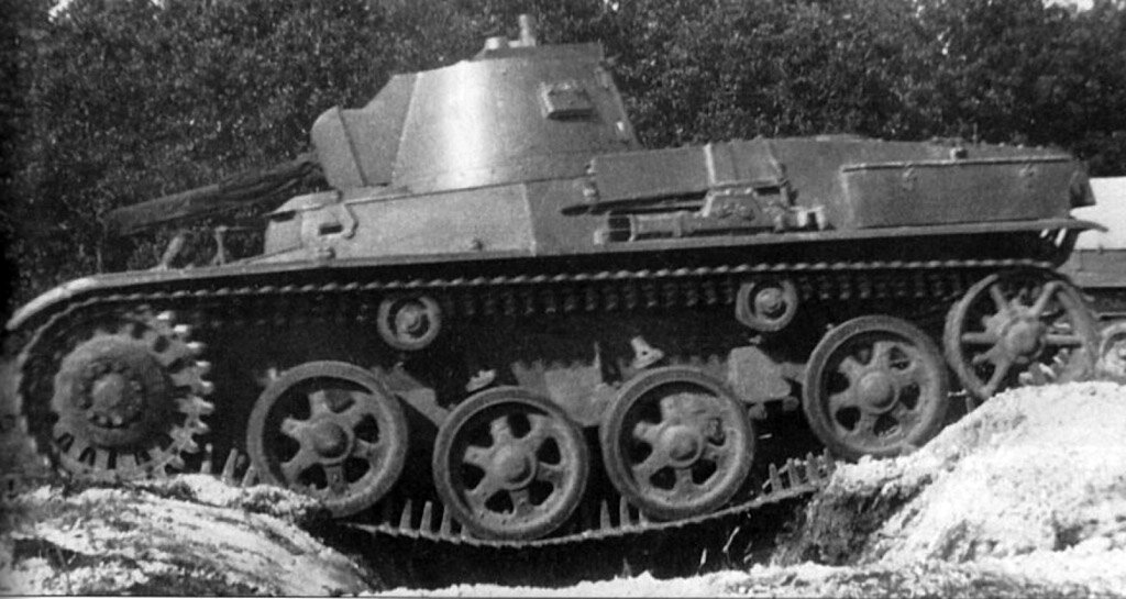 Landsverk L-60Ö на испытаниях в Венгрии. К тому моменту танк уже доработали с точки зрения ходовой части.