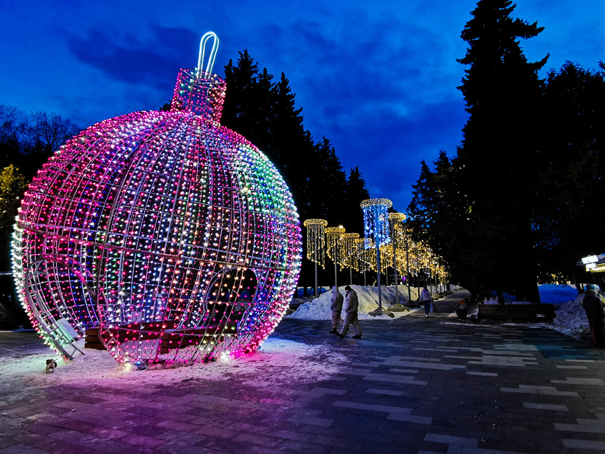 Новогодний шар на центральной аллее парка Северного речного вокзала. 13 февраля 2022 года.