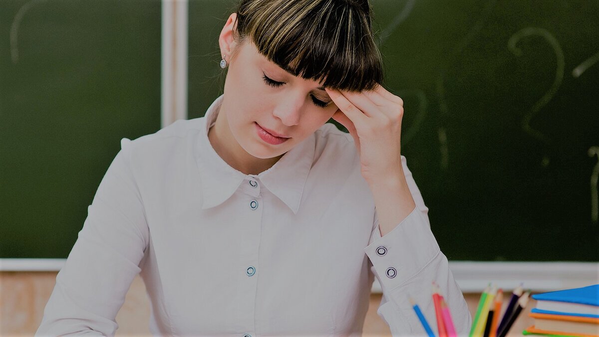 Препод и ученик. Учитель и 2 студентки. Девушка в университете. Учитель успеха. Студенка и преподователь.