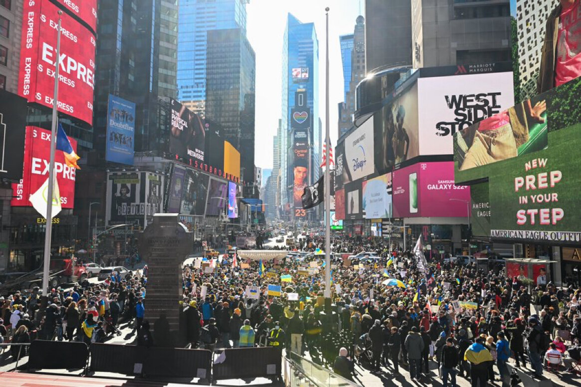 Акция в поддержку Украины на Times Square в Нью-Йорке 26 февраля 2022 г. 