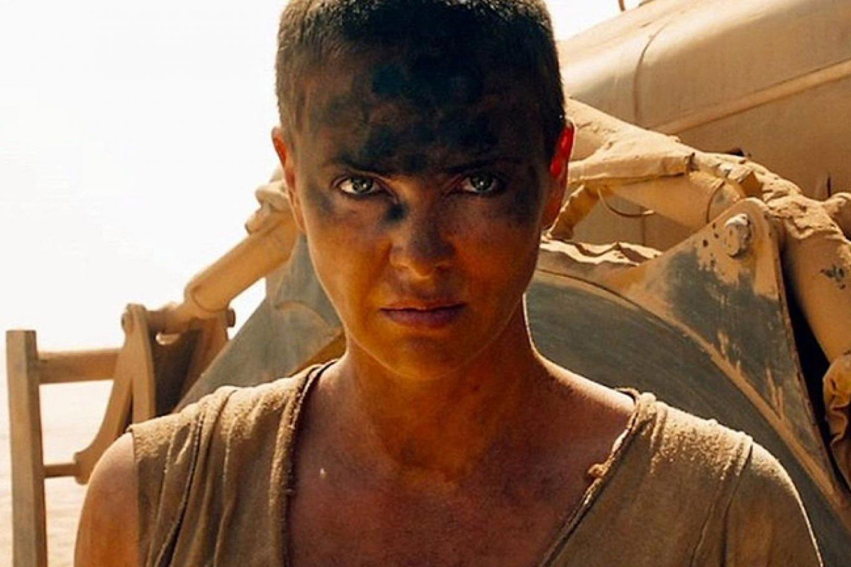 Mad max furiosa 2024. Шарлиз Терон Фуриоса. Шарлиз Терон Безумный Макс. Безумный Макс дорога ярости Шарлиз Терон. Безумный Макс Фуриоса 2024.