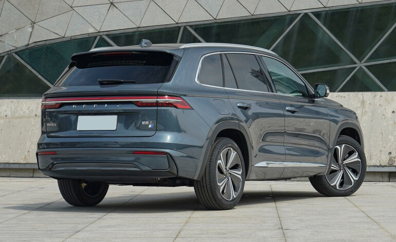 На фото: гибридный кроссовер Geely XingYue L Thor Hi·X