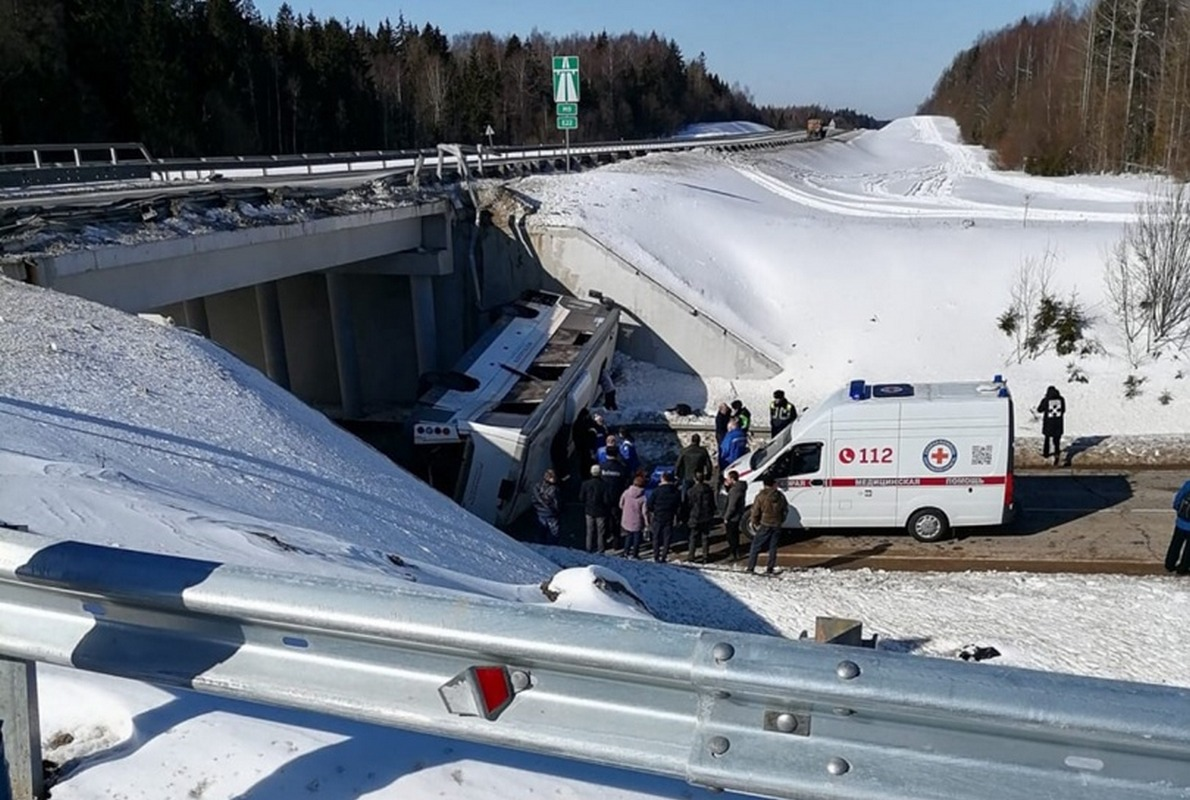 Опрокидывание автобуса. Автобус упал с моста в забайкалье 2019. Где автобус упал. В подмосковье автобус упал с эстакады. Дтп с автобусом в подмосковье.