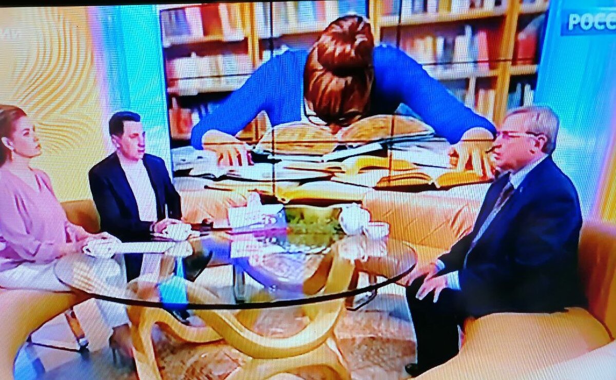 Фото экрана телевизора, фрагмент интервью ведущим по вопросу переиздания учебников истории 