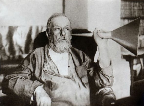 К.Э. Циолковской с самодельным слуховым аппаратом 