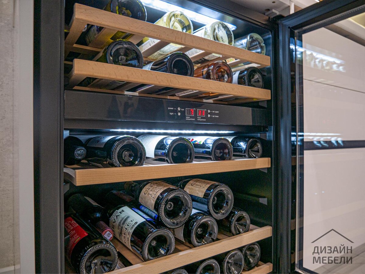 Полуостровная кухня с винным шкафом, двумя морозилками и воздушной стеклянной витриной / Дизайнер: Иван Макаров / Проект сдан: январь 2022 г.