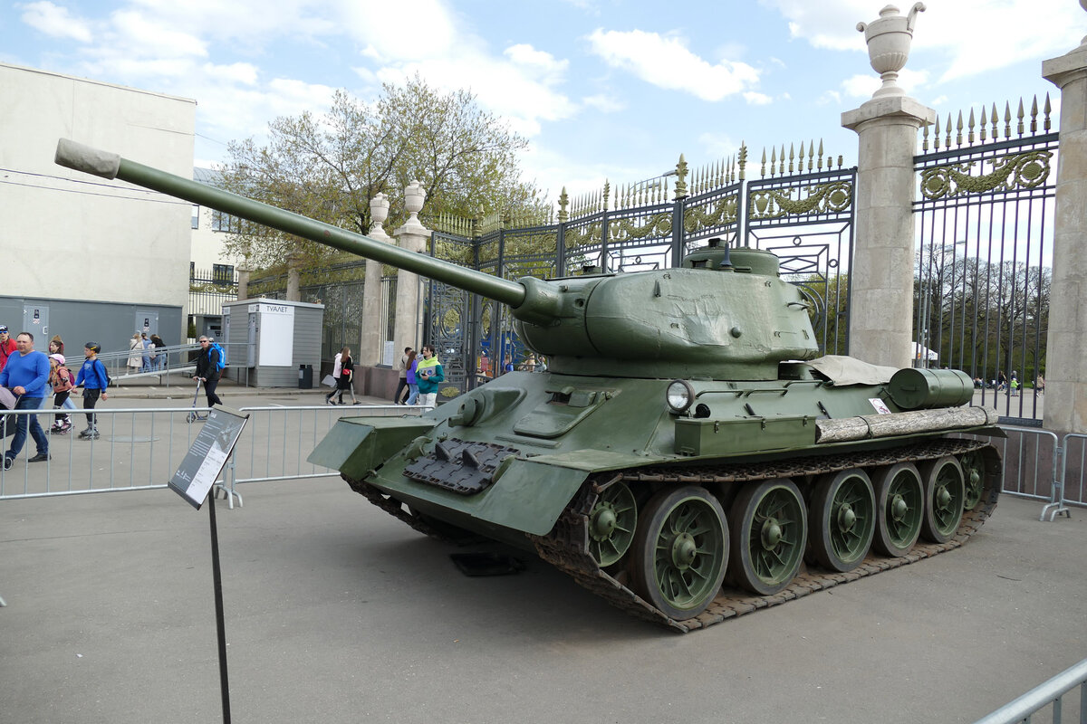 На входе посетителей встречает Т-34-85, главный советский танк конца войны.