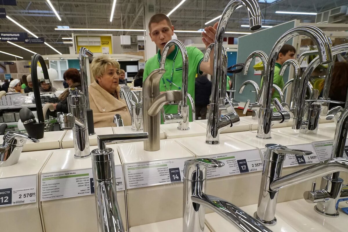 Продавец консультирует покупательницу в строительном гипермаркете "Леруа Мерлен" в Калининграде. © РИА Новости / Игорь Зарембо