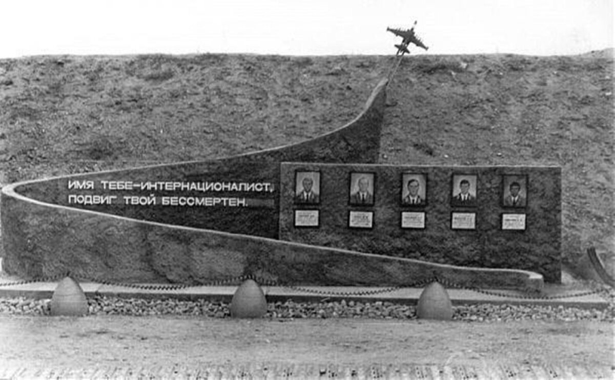 Ныне уничтоженный памятник летчикам в Баграме. Источник фото: http://www.181msp.ru/forum/4-380-1