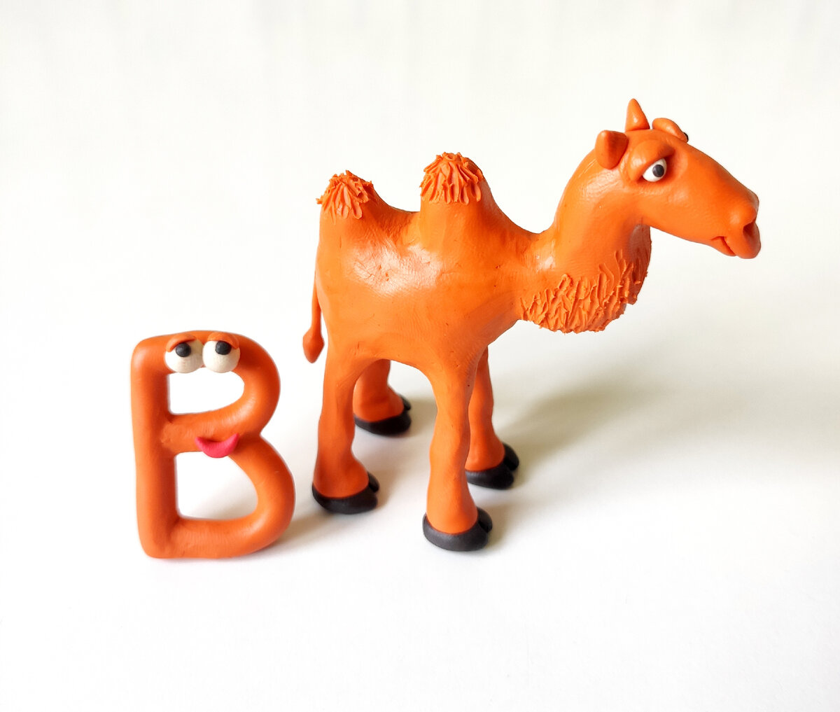 Игрушка 3 буквы. Фигурки из сердолика. Статуэтки из сердолика. Сердолик фигурки из камня. Статуэтки фигурки из сердолика.