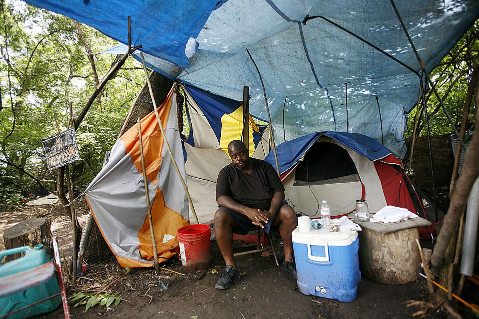 В 3 палатках жили. Палаточные городки бездомных в США. Палаточные городки в Америке. Палаточныелагеоя в Америке.