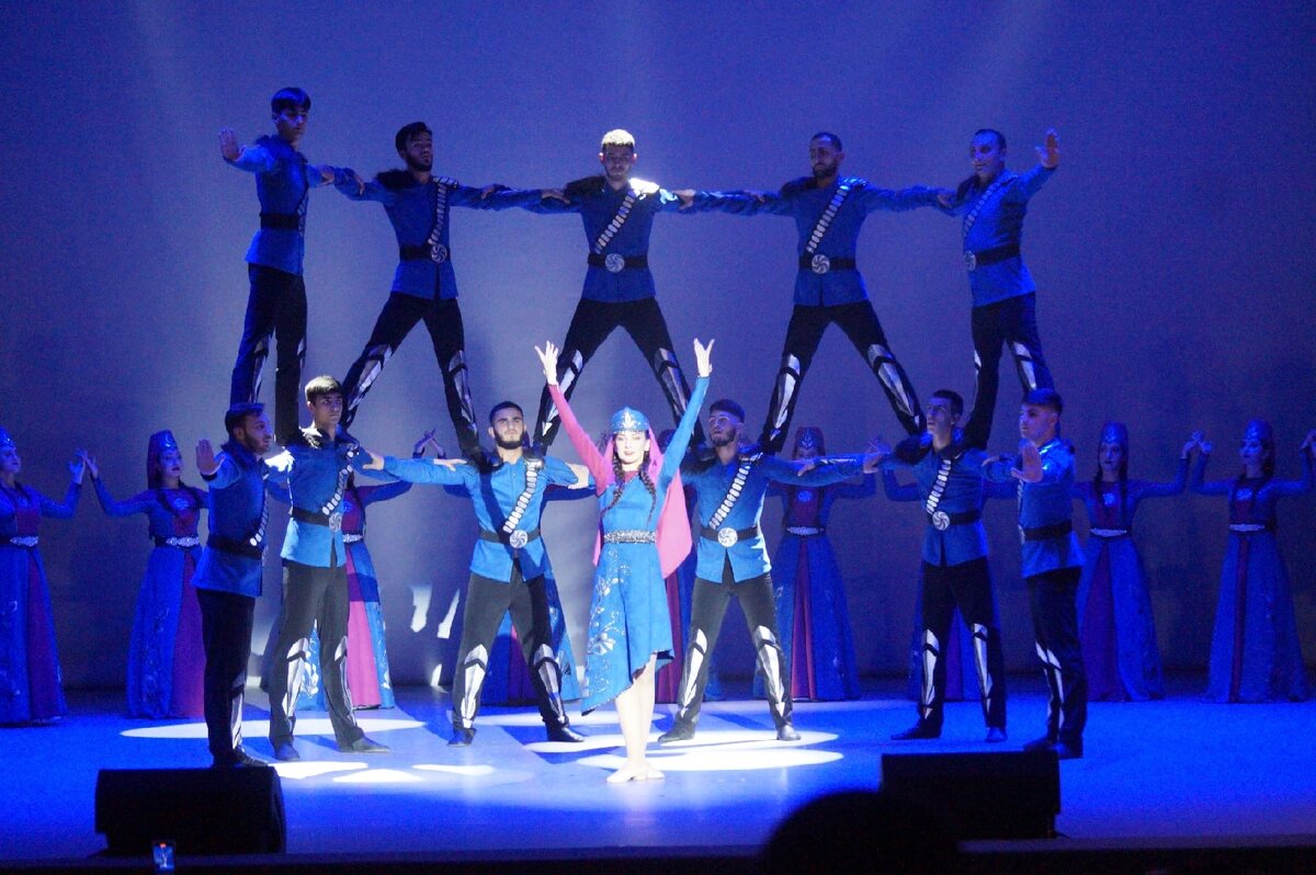 Отчётный концерт Народного хореографического ансамбля «Армения». Фотограф Ксения Сибирская.