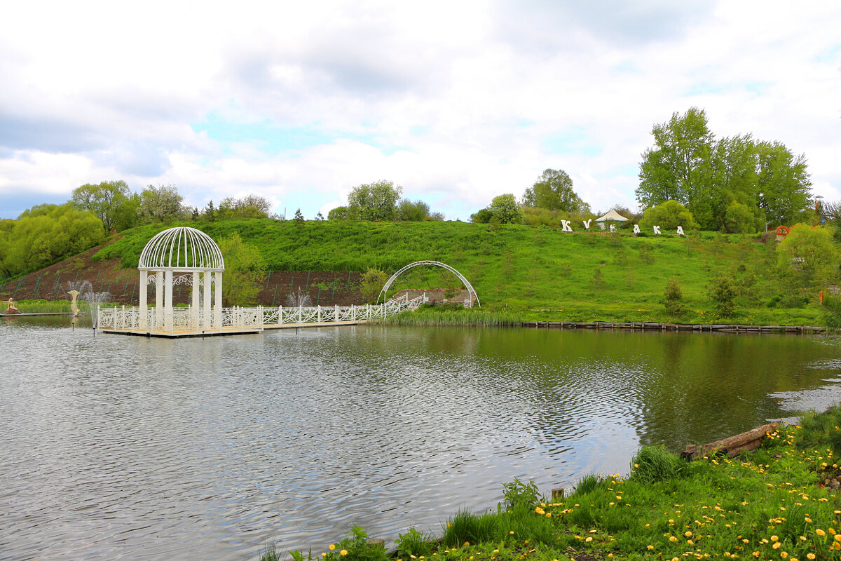 Фото пруда при входе в "Куваку". 